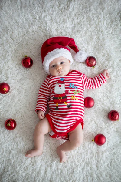 Noel portre sevimli küçük yeni doğan bebek çocuk, giymiş Noel giysileri ve giyen Noel Baba şapkası, atış, kış stüdyo