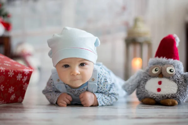 Leuke Kerst Portret Van Baby Jongetje Liggend Zijn Buik Vloer — Stockfoto