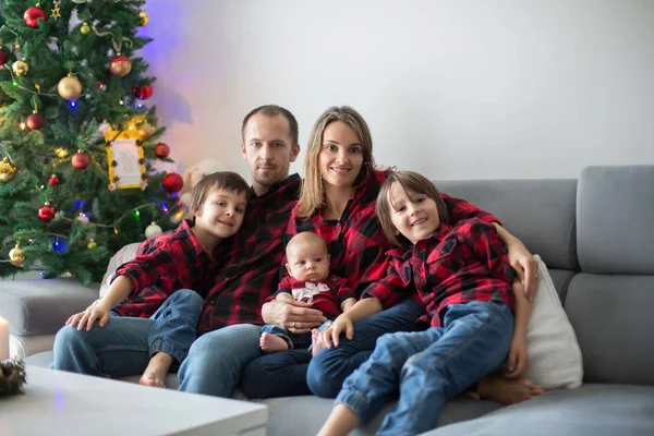 クリスマス Chritmas 自宅でソファに座っている 人の子供に幸せな家族の肖像画 — ストック写真
