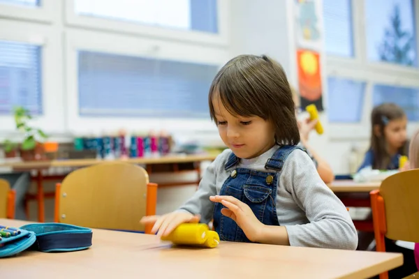 Erstklässler Der Schule Bereiten Selbstgebastelte Gegenstände Für Die Weihnachtsausstellung Vor — Stockfoto