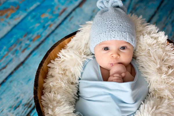 Kis Baby Boy Kötött Kalapot Kosárba Boldogan Mosolyogva Néz Kamerát — Stock Fotó