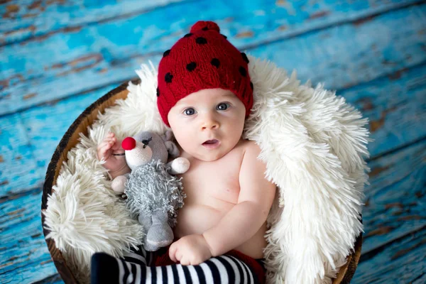 Menino Com Chapéu Malha Uma Cesta Sorrindo Alegremente Olhando Para — Fotografia de Stock