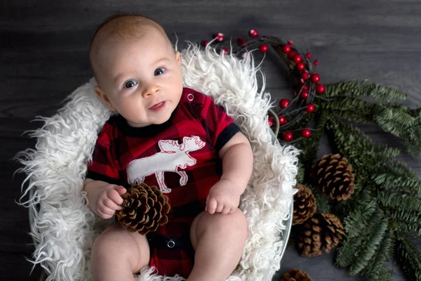 Pequeño Niño Con Ropa Navidad Cesta Mirando Curiosamente Cámara Decoración — Foto de Stock