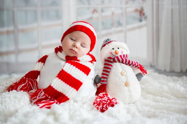 圣诞节可爱的小男婴的肖像 戴着圣诞老人的帽子和小可爱的雪人玩具 工作室拍摄 冬季时间 — 图库照片