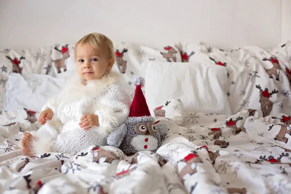 Adorabile Bambino Maglia Complessiva Mangiare Biscotti Letto Giorno Natale — Foto Stock