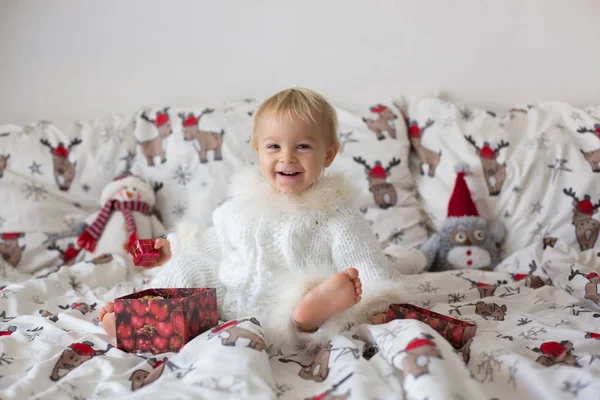 Adorabile Bambino Maglia Complessiva Mangiare Biscotti Letto Giorno Natale — Foto Stock