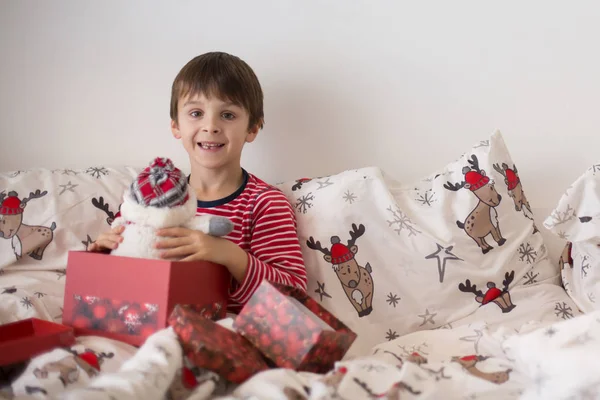 Crianças Felizes Abrindo Presentes Natal Cama Manhã Natal — Fotografia de Stock