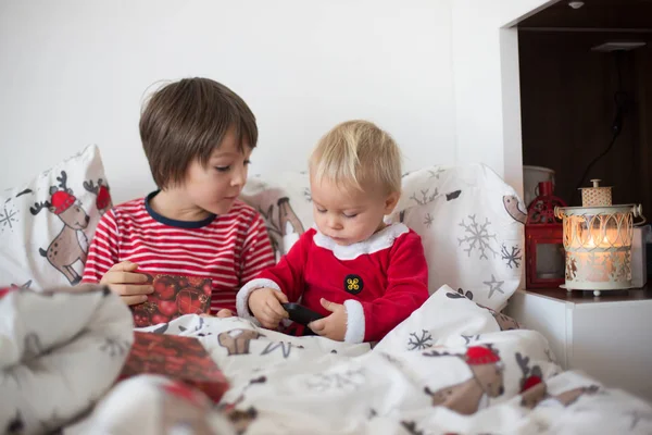 Щасливі Діти Відкриваючи Різдвяні Подарунки Ліжку Різдвяний Ранок — стокове фото