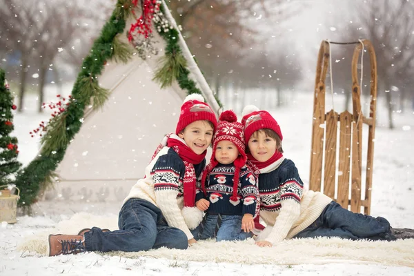 Famiglia Felice Con Bambini Divertirsi All Aperto Sulla Neve Natale — Foto Stock