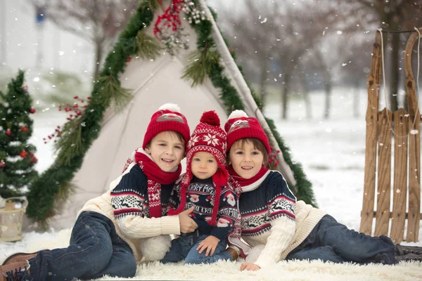Familia Feliz Con Los Niños Divertirse Aire Libre Nieve Navidad —  Fotos de Stock