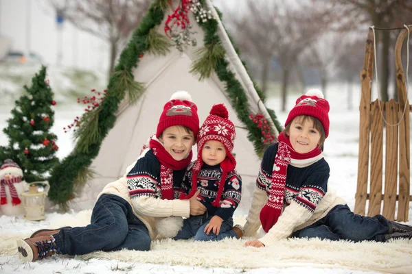 Çocuklu Mutlu Bir Aile Noel Dışarıda Karda Eğleniyorlar Kızakla Oynuyorlar — Stok fotoğraf