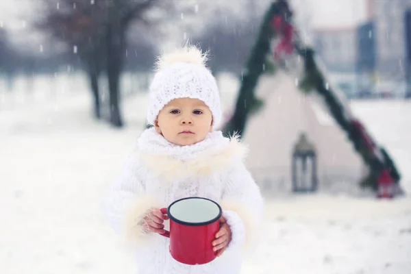 Glad Familj Med Barn Kul Utomhus Snön Julen Leka Med — Stockfoto