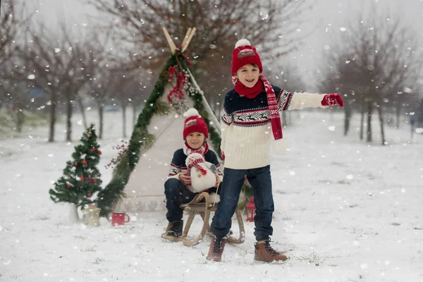Ευτυχισμένη Οικογένεια Παιδιά Διασκεδάζοντας Στο Χιόνι Χριστούγεννα Παίζοντας Έλκηθρο Σκηνή — Φωτογραφία Αρχείου