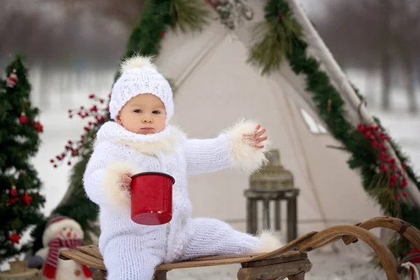 Щаслива Сім Дітьми Розважається Свіжому Повітрі Різдво Грає Санчатами Тепі — стокове фото