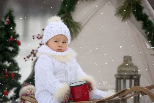 Çocuklu Mutlu Bir Aile Noel Dışarıda Karda Eğleniyorlar Kızakla Oynuyorlar — Stok fotoğraf