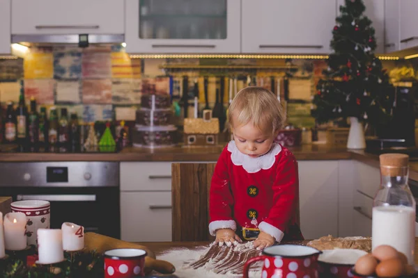 Doce Criança Menino Ajudando Mamãe Preparar Biscoitos Natal Casa Cozinha — Fotografia de Stock