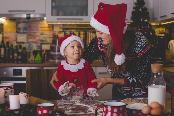 Doce Criança Menino Ajudando Mamãe Preparar Biscoitos Natal Casa Cozinha — Fotografia de Stock