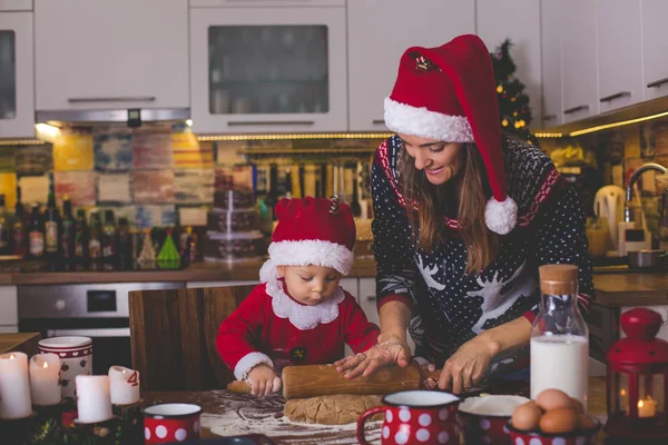 Doce Criança Menino Ajudando Mamãe Preparar Biscoitos Natal Casa Cozinha — Fotografia de Stock