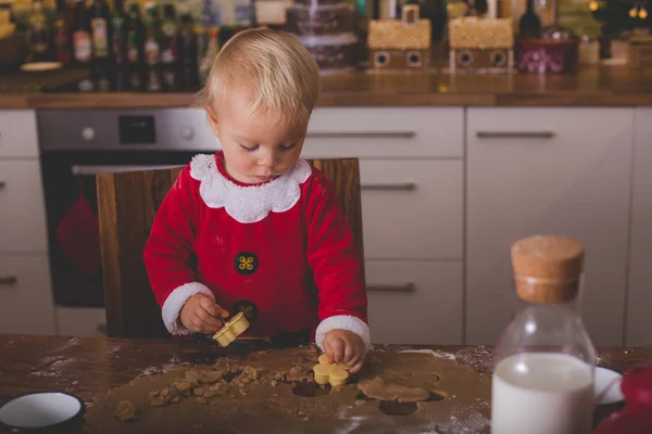 Dulce Niño Pequeño Muchacho Ayudando Mamá Preparar Galletas Navidad Casa — Foto de Stock