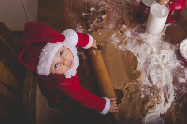 Dulce Niño Pequeño Muchacho Ayudando Mamá Preparar Galletas Navidad Casa — Foto de Stock