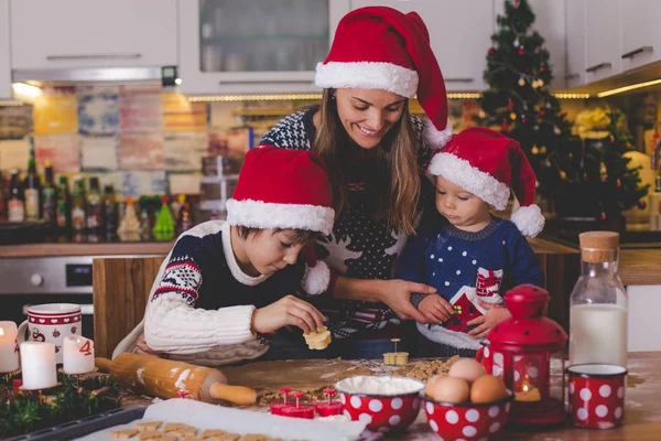 Dulce Niño Pequeño Hermano Mayor Niños Ayudando Mamá Preparar Galletas — Foto de Stock