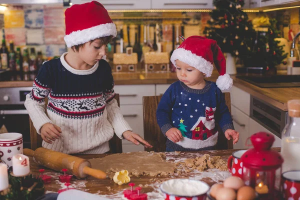 Dolce Bambino Suo Fratello Maggiore Ragazzi Aiutare Mamma Preparare Biscotti — Foto Stock