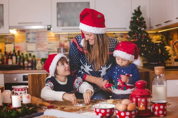 甘い幼児の子供と彼の兄 男の子 お母さん準備クリスマスクッキーに自宅でキッチン — ストック写真