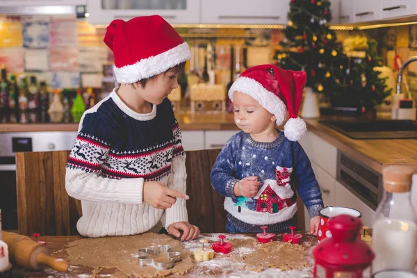 Dulce Niño Pequeño Hermano Mayor Niños Ayudando Mamá Preparar Galletas —  Fotos de Stock