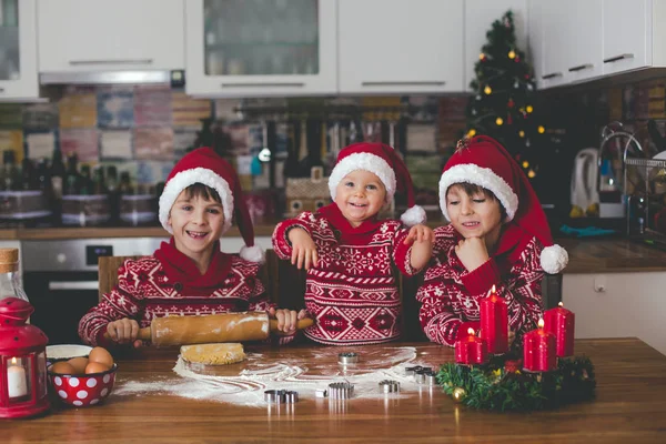 Dolce Bambino Suo Fratello Maggiore Ragazzi Aiutare Mamma Preparare Biscotti — Foto Stock