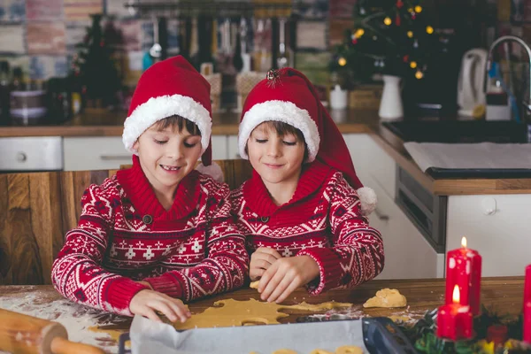 Dulce Niño Pequeño Hermano Mayor Niños Ayudando Mamá Preparar Galletas — Foto de Stock