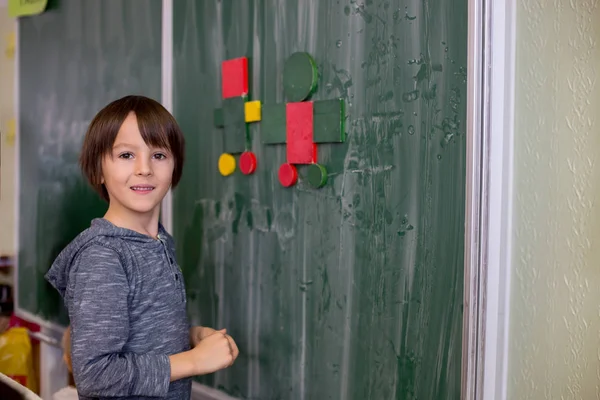 Erstklässler Lernen Mathe Formen Und Farben Der Schule Stehen Vor — Stockfoto