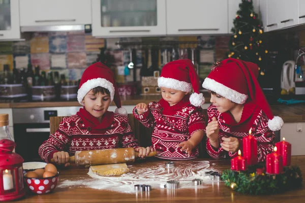 Dulce Niño Pequeño Hermano Mayor Niños Ayudando Mamá Preparar Galletas — Foto de Stock