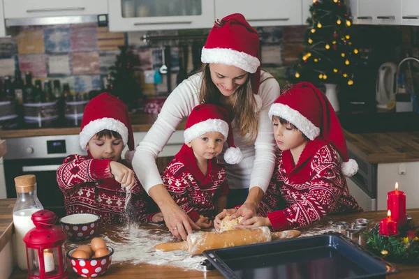 Dulce Niño Pequeño Hermano Mayor Niños Ayudando Mamá Preparar Galletas — Foto de Stock