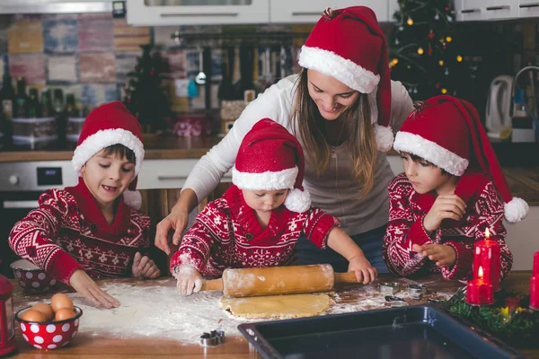 Dulce Niño Pequeño Hermano Mayor Niños Ayudando Mamá Preparar Galletas — Foto de Stock