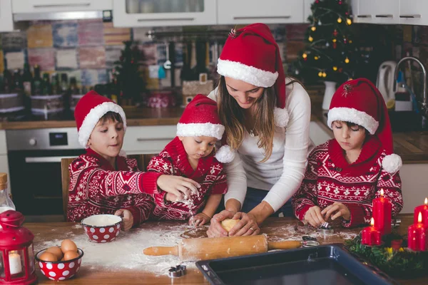 Dulce Niño Pequeño Hermano Mayor Niños Ayudando Mamá Preparar Galletas — Foto de Stock