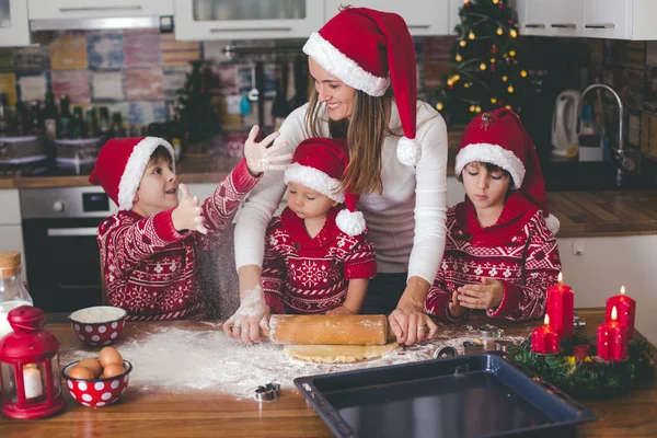 Dulce Niño Pequeño Hermano Mayor Niños Ayudando Mamá Preparar Galletas — Foto de Stock