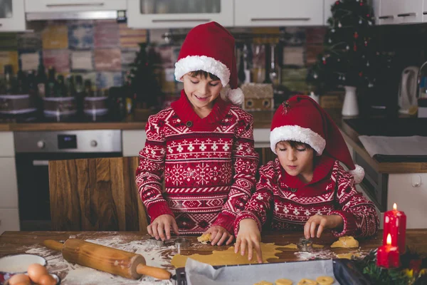 Dulce Niño Pequeño Hermano Mayor Niños Ayudando Mamá Preparar Galletas — Foto de Stock