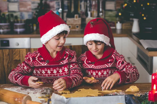 Dolce Bambino Suo Fratello Maggiore Ragazzi Aiutare Mamma Preparare Biscotti — Foto Stock