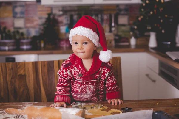 甘い幼児の子供と彼の兄 男の子 お母さん準備クリスマスクッキーに自宅でキッチン — ストック写真