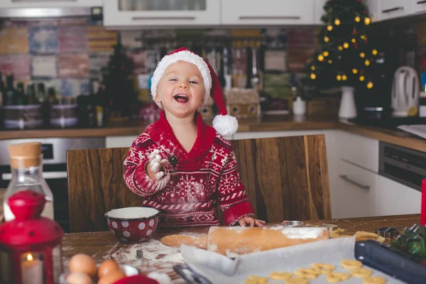 Dulce Niño Pequeño Hermano Mayor Niños Ayudando Mamá Preparar Galletas — Foto de Stock