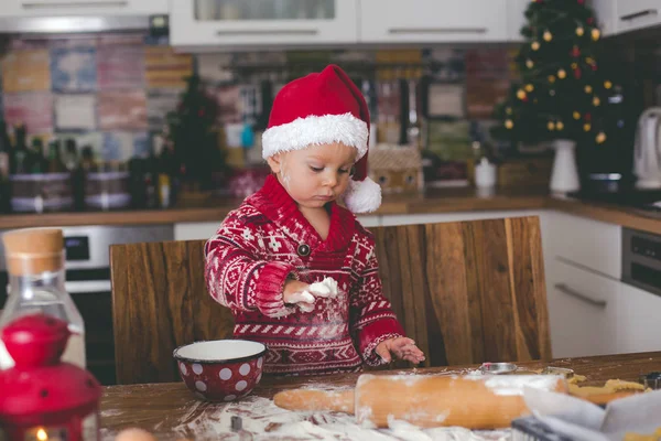 Dulce Niño Pequeño Hermano Mayor Niños Ayudando Mamá Preparar Galletas — Foto de Stock