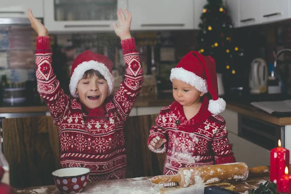 Сладкий Малыш Старший Брат Мальчики Помогают Маме Готовить Рождественские Блюда — стоковое фото