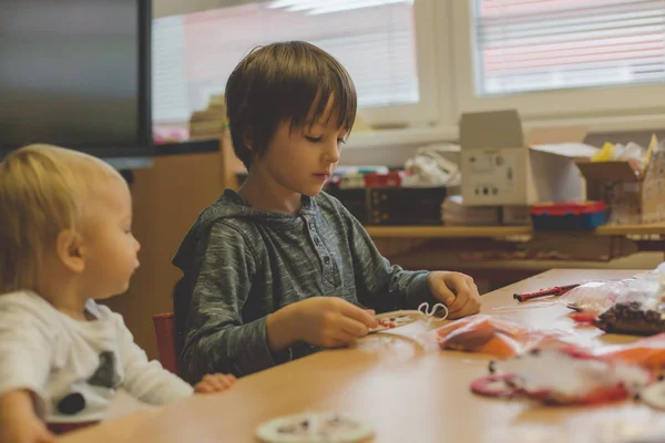 Bambino Età Elementare Creazione Prodotti Artistici Artigianali Acchiappasogni Scuola Classe — Foto Stock