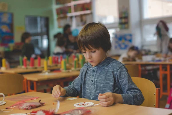 Kind Grundschulalter Erstellen Von Kunst Und Bastelprodukten Traumfänger Der Schule — Stockfoto