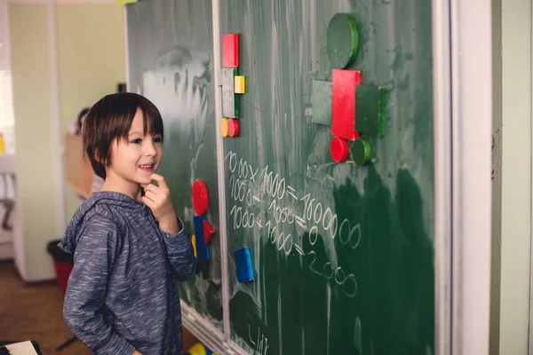 Niño Primer Grado Aprendiendo Matemáticas Formas Colores Escuela Pie Frente — Foto de Stock