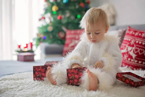 Neugieriger Kleiner Junge Einem Handgestrickten Weißen Overall Auf Der Couch — Stockfoto