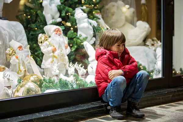 Güzel Küçük Çocuk Çocuk Noel Dekorasyon Oyuncak Dükkanı Vitrini Ile — Stok fotoğraf