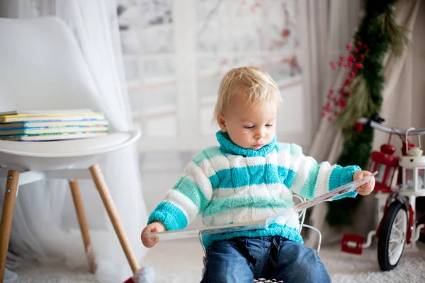 Симпатичный Маленький Ребенок Цветной Книгой Дома Снежный Зимний День Украшение — стоковое фото