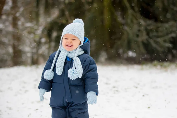Schattige Kleine Peuter Jongen Buiten Spelen Met Sneeuw Een Winterdag — Stockfoto