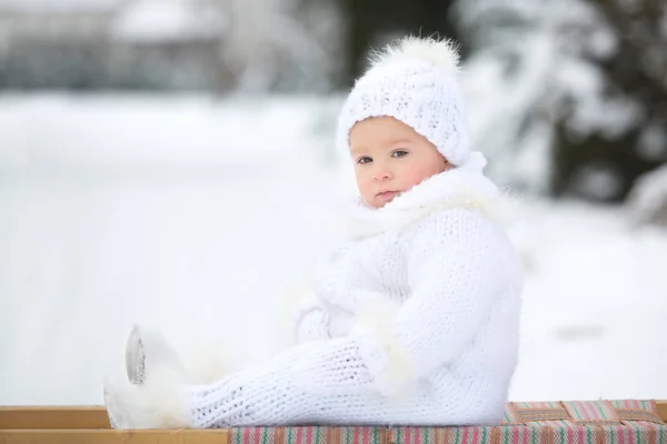 Милий Маленький Хлопчик Який Грає Відкритому Повітрі Снігом Зимовий День — стокове фото